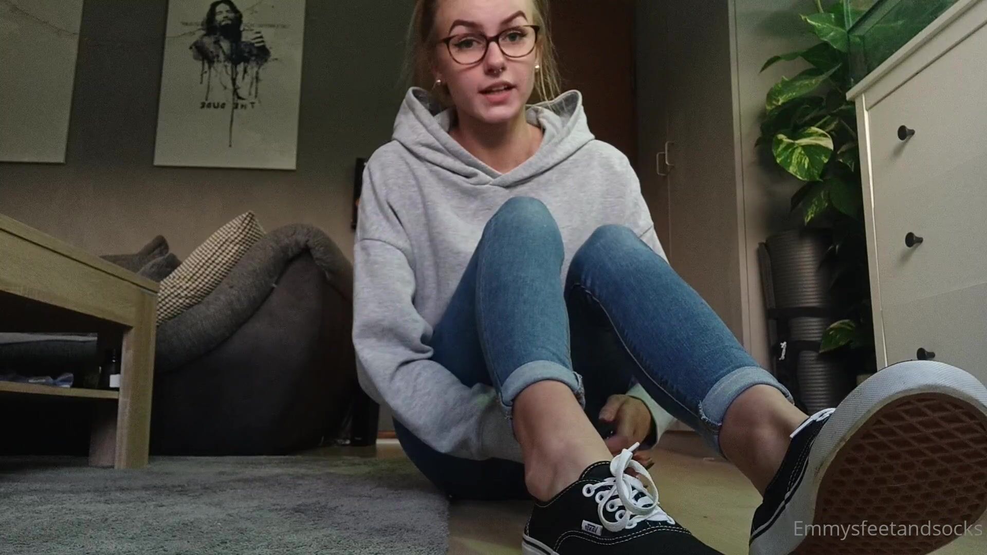 Emmyfeetandsocks Shows Feet