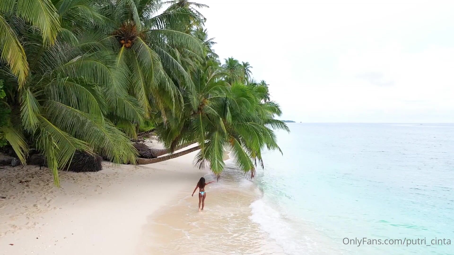 Asian Putri Cinta Shows Off Her Naked Body On An Island
