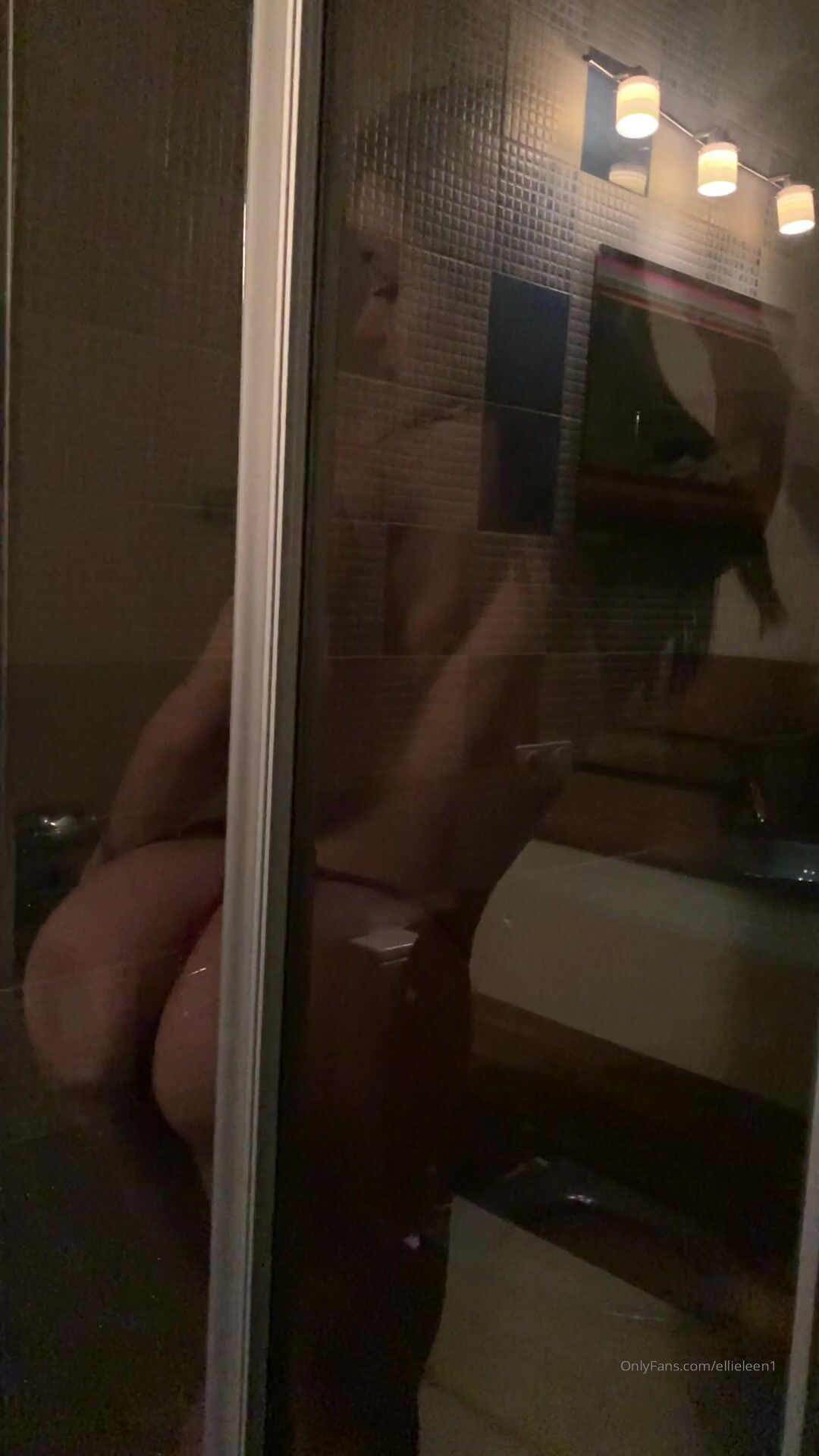 Ellie Leen Relaxes With A Good Clit Rub