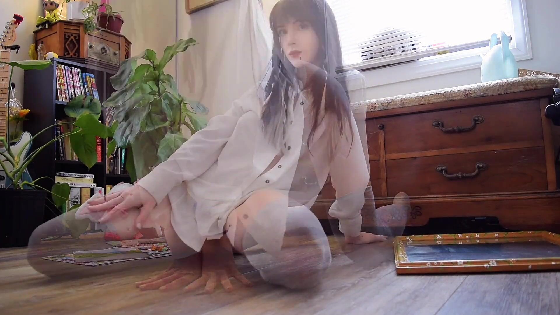 Frankie Roselli Shows Her Pussy