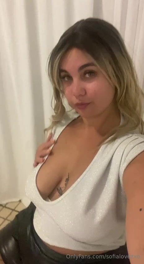 Sofialovezxo Goes Braless In White Shirt And Massages Huge tits