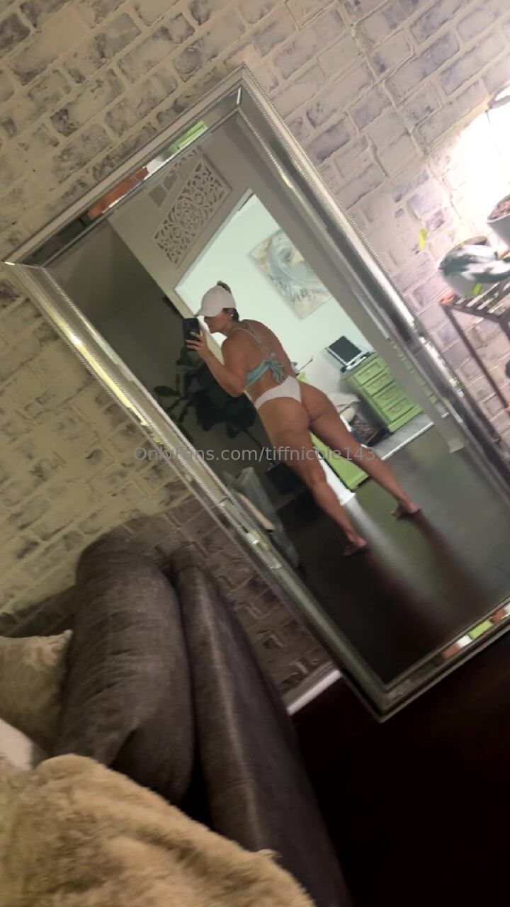 Tiffnicole143 Flaunts Her Ass And Curves In The Mirror