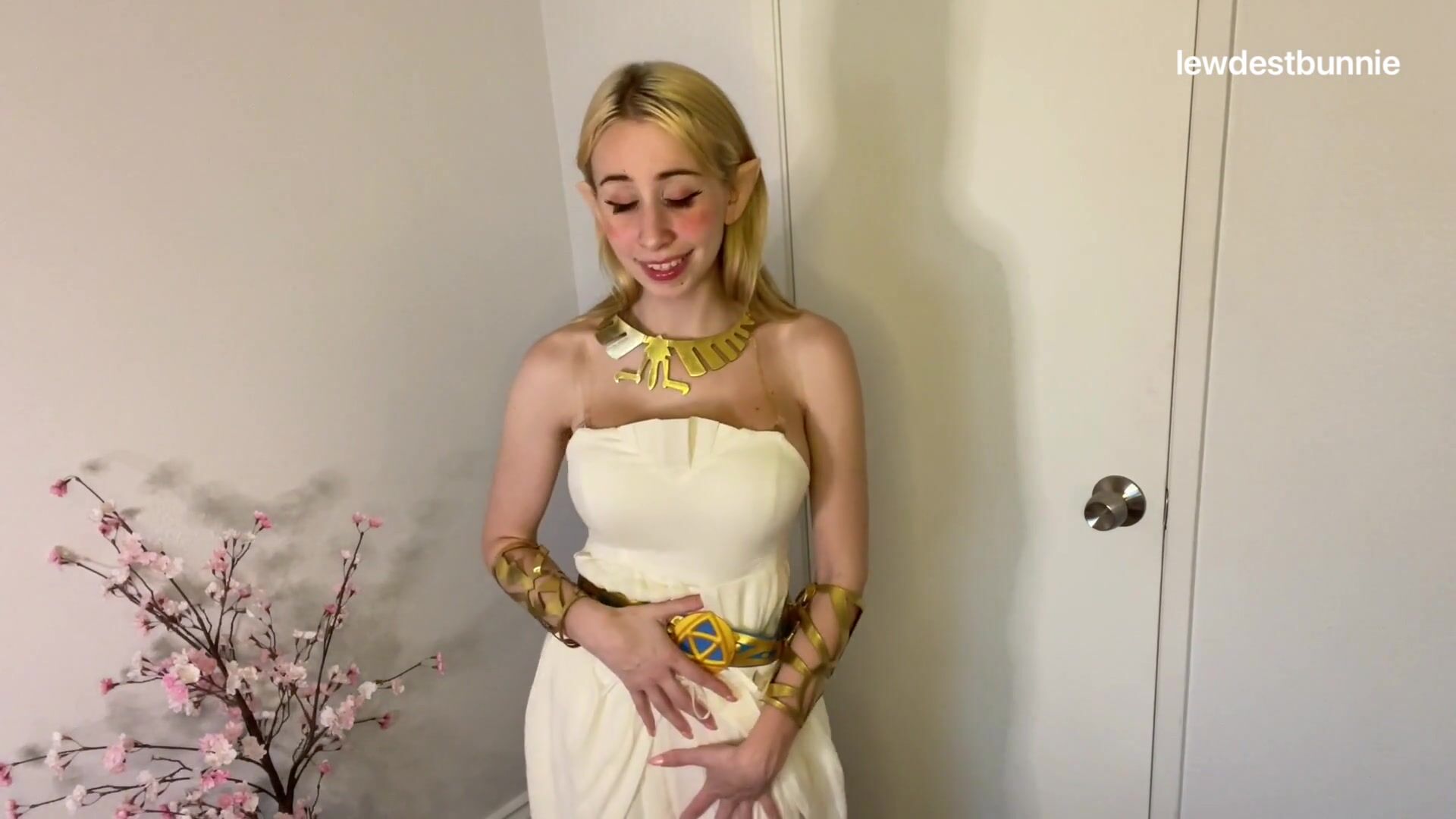 Cosplayer Lewdest Bunnie Sucks And Plays With A Dildo