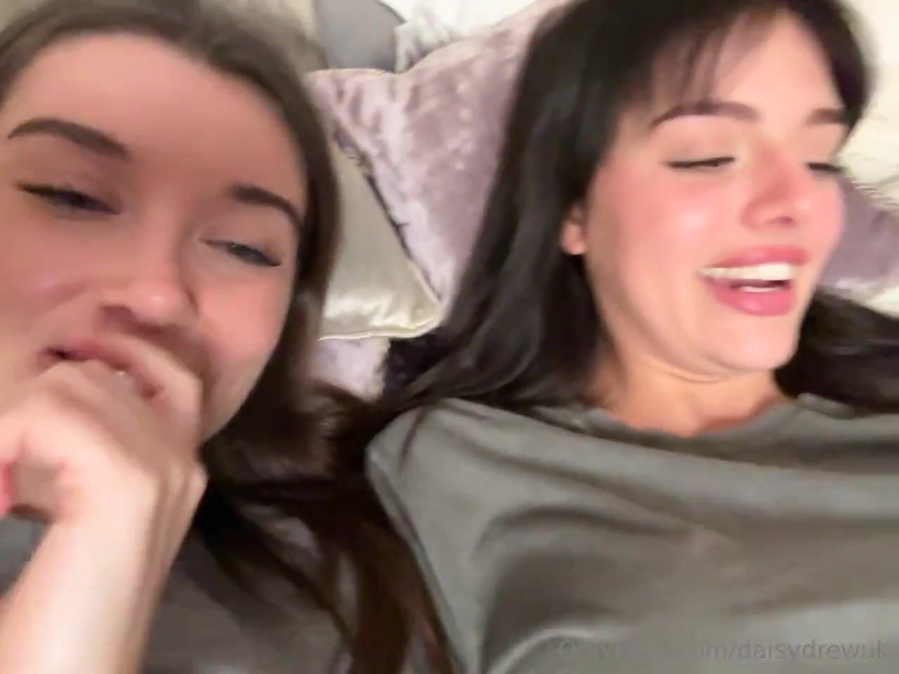 Emily Black Y DaisyDrewuk Pussy Masturbation In The Bed