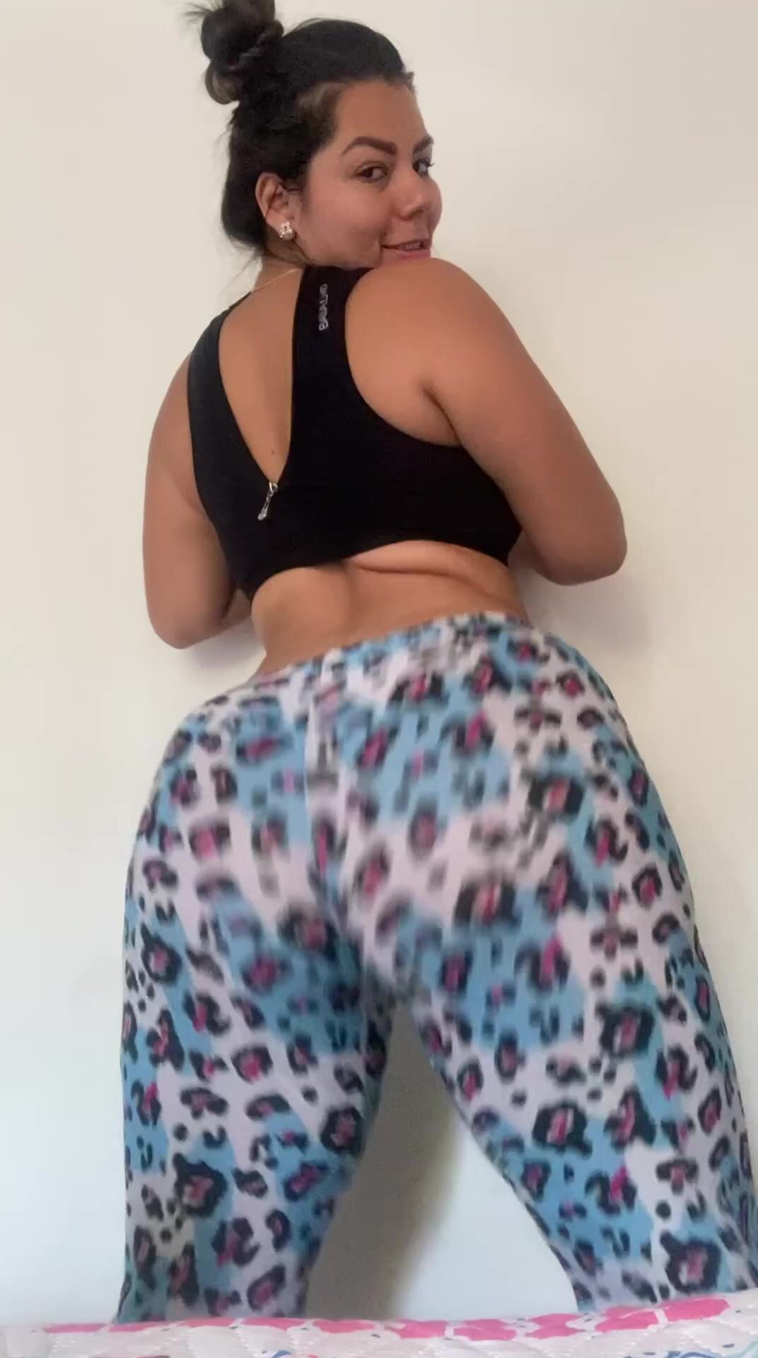 Bigbuttsapphire Stripping Her Tight Leggings To Shake Her Fat Ass