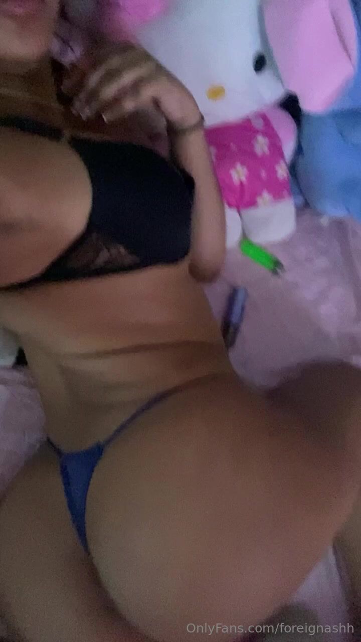 Foreignashh Flaunting Her Sexy Body