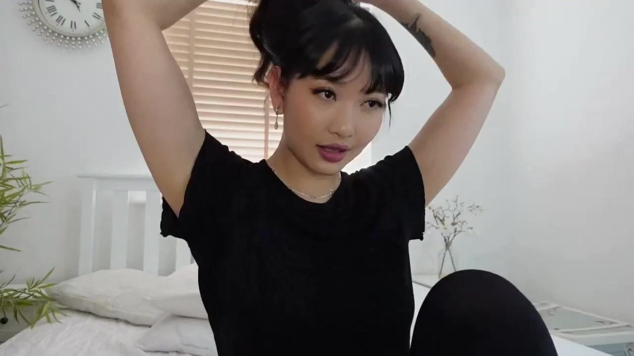 Missreinat Uses Clit Sucker For Pleasure