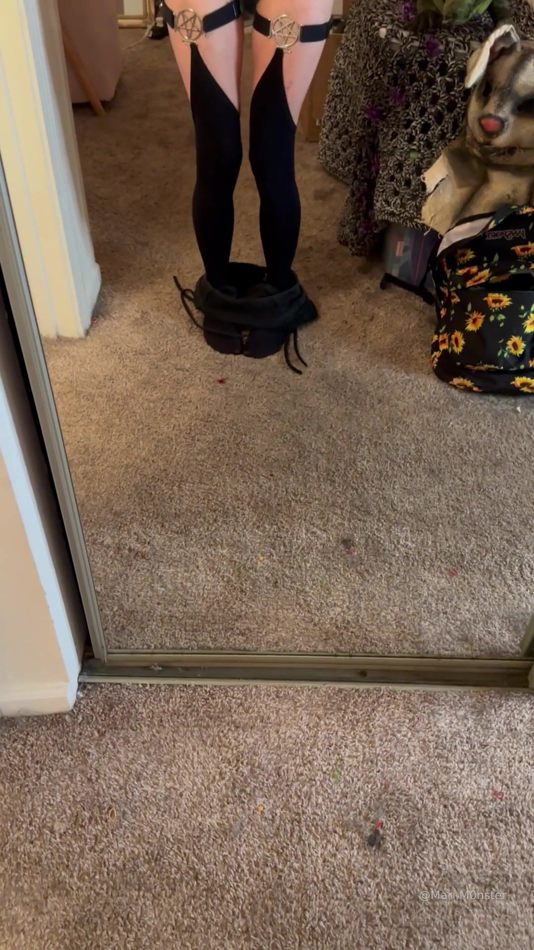 Mari.M0Nster Showing Off Her Figure