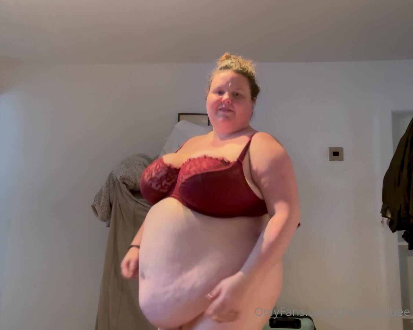 Naked Chunkybabee Flashing Her Ass And Cunt