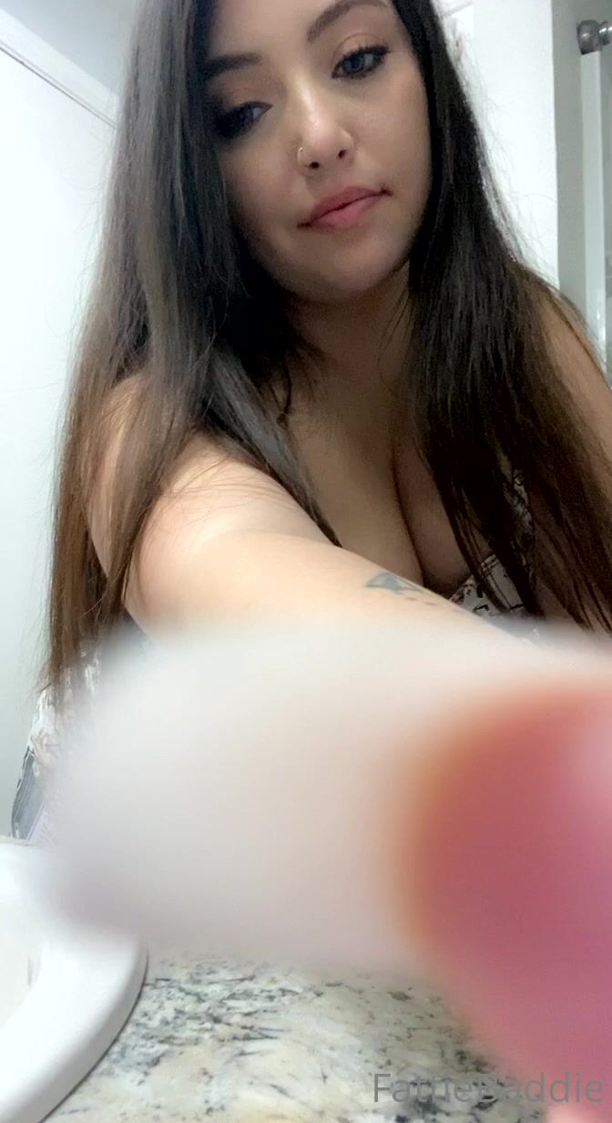 Fattiebaddie1 Flaunts Her Plus Size Body