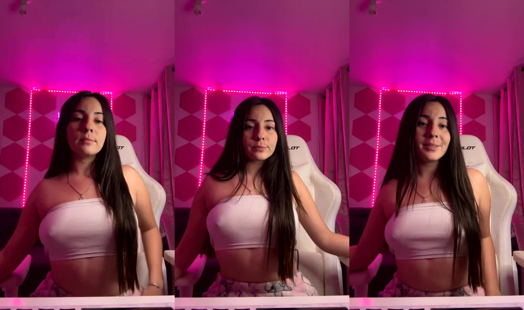 Naughty Bellacuentos Shows Her Ass In Stream