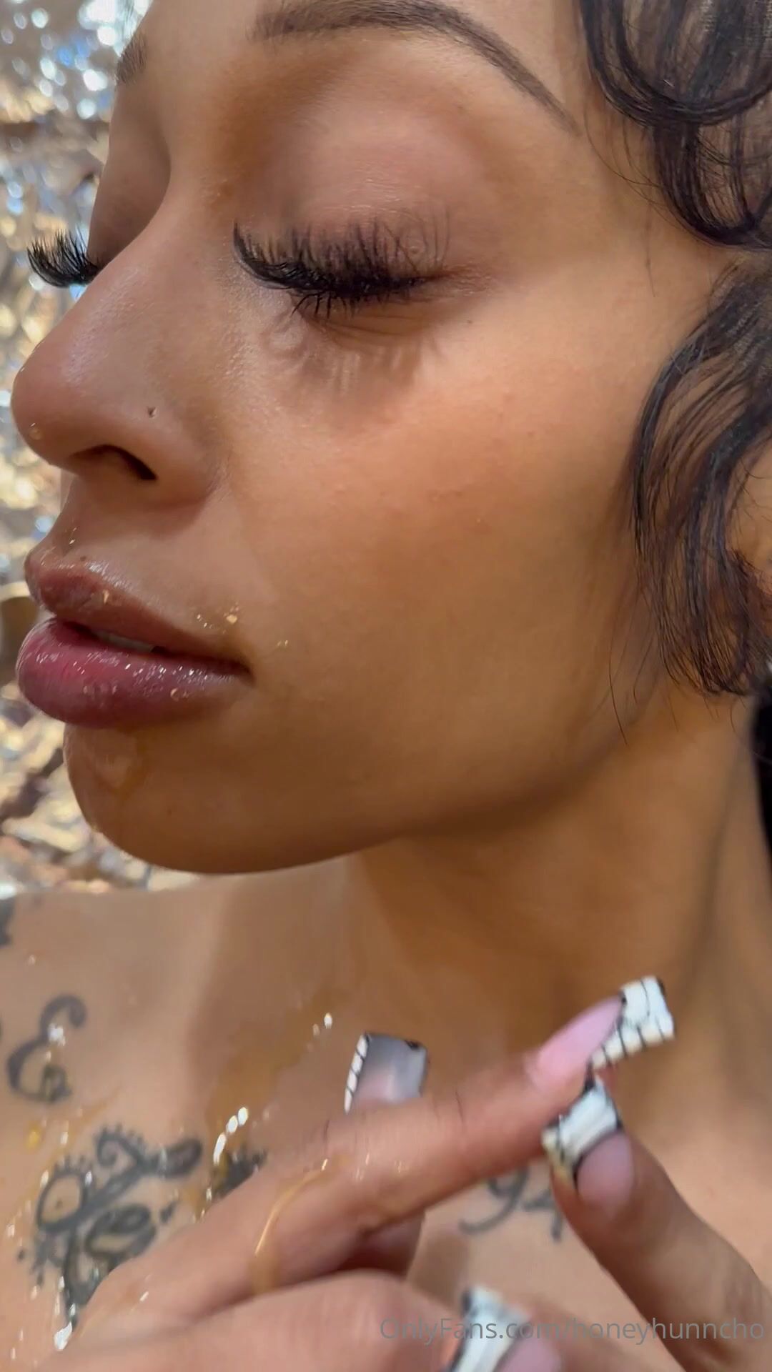 Honeyhunncho Shows Off Her Pierced Tits