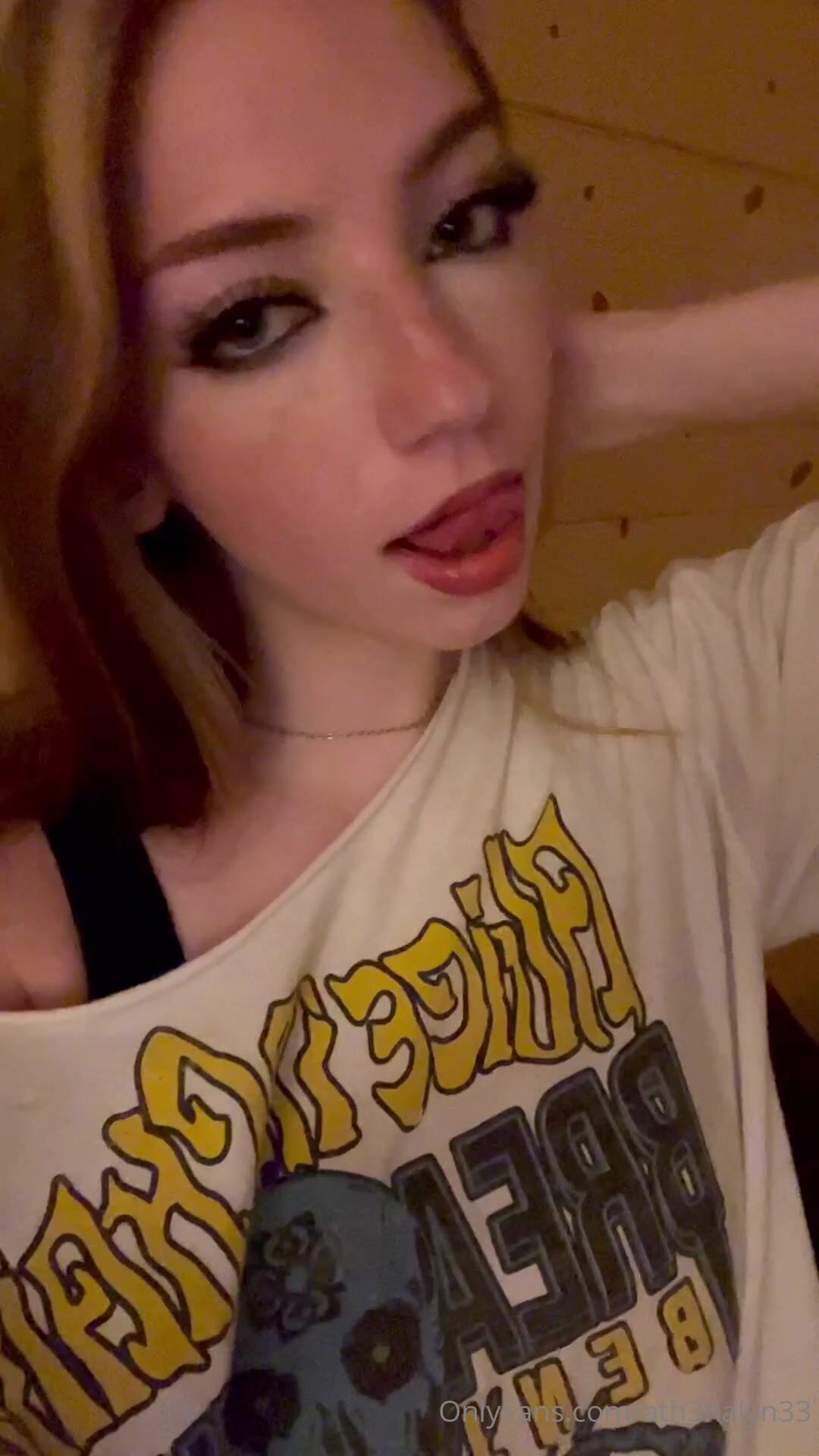 Ath3Nalyn33 Reveals Her Blue Panties