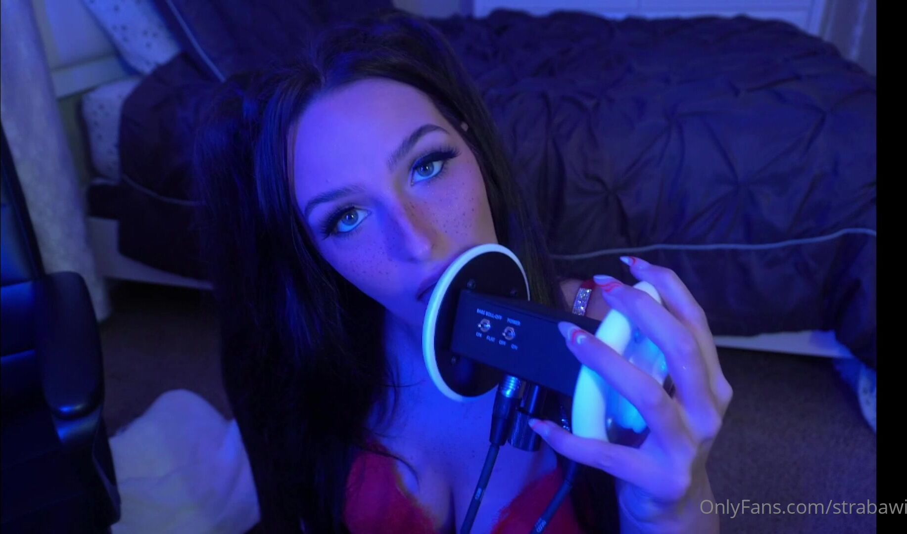 Meganeve Showing Her Licking Skills