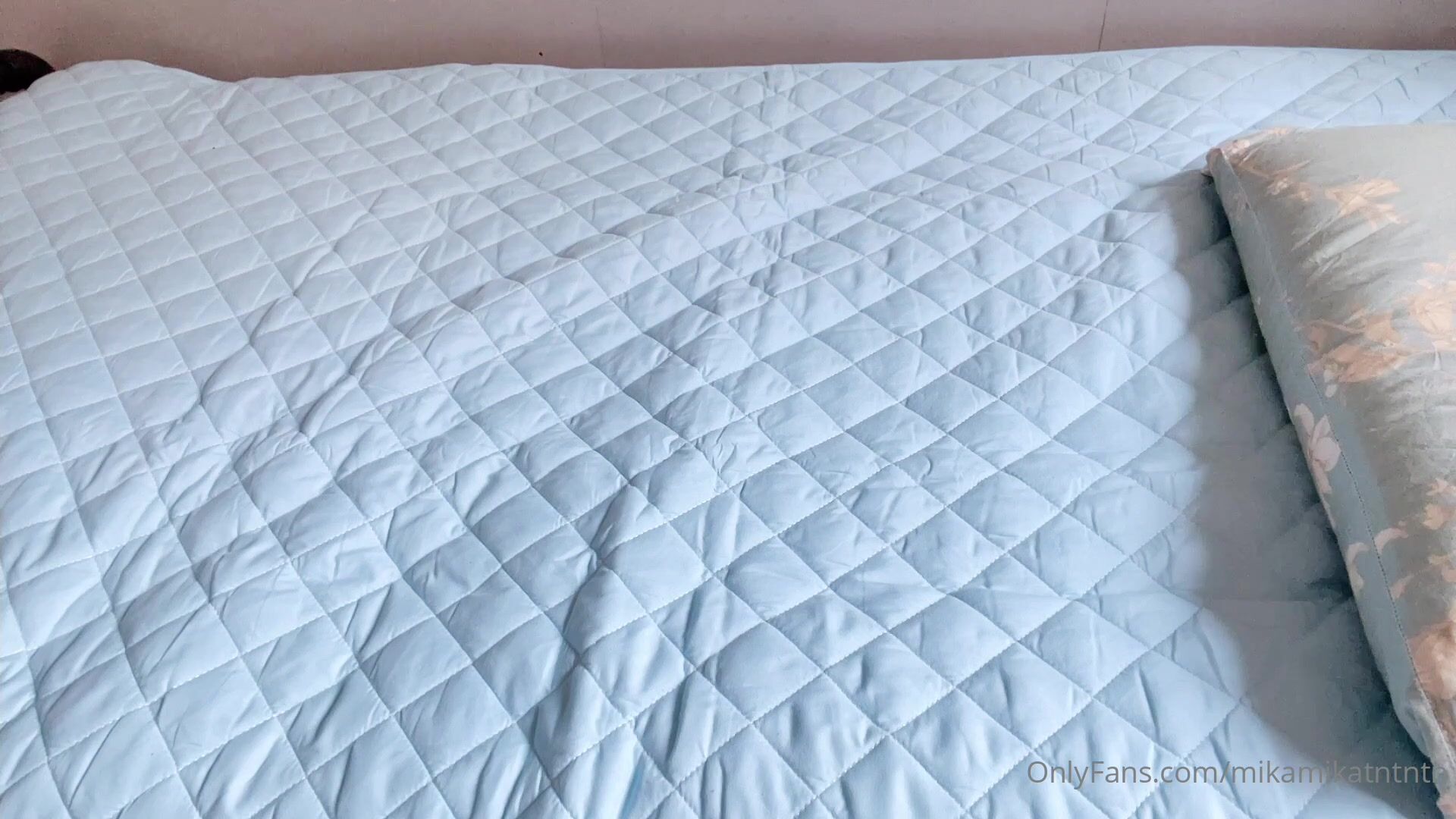 Mikamikatntntn's Pussy Rub Tease On Bed