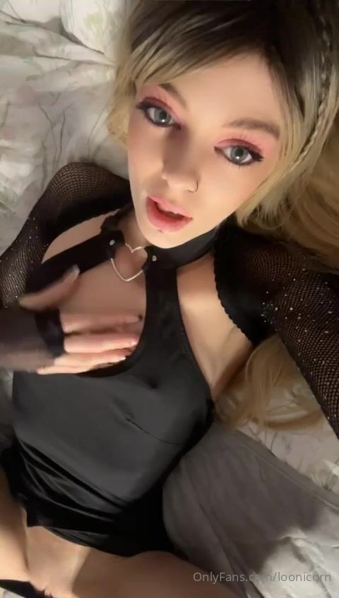 Loonicorn Touches Her Pussy On Camera