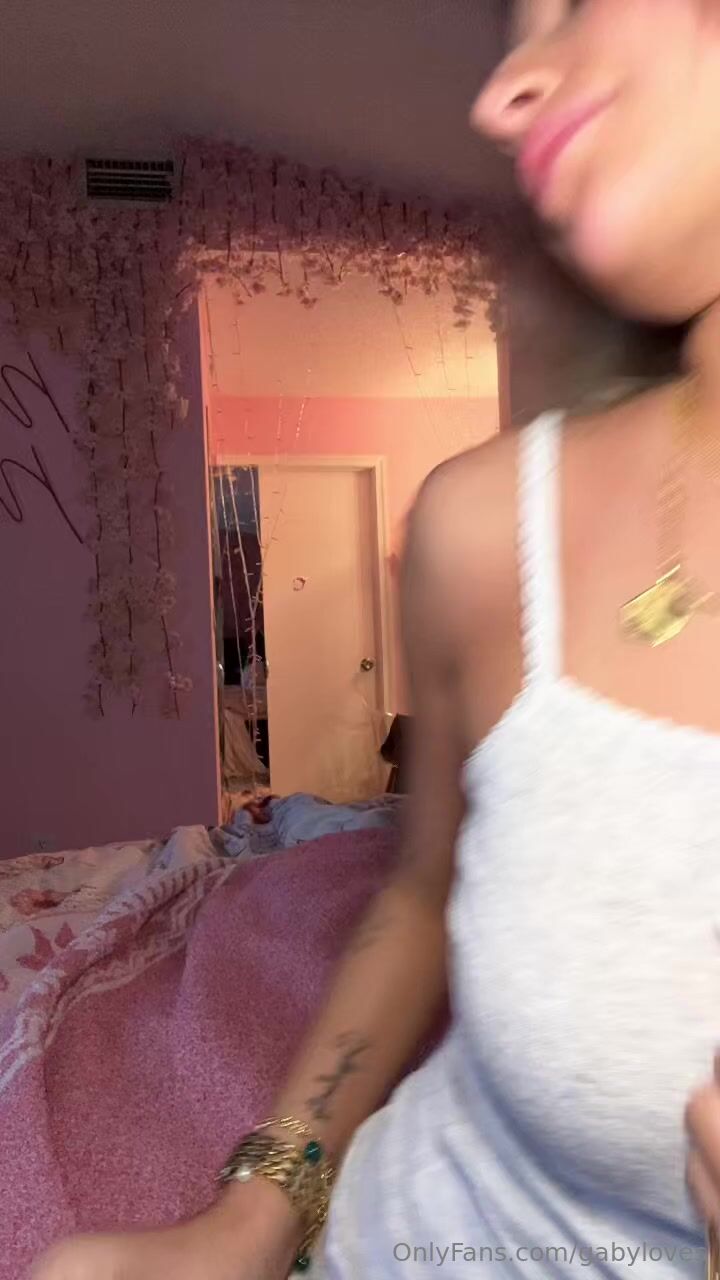 Gabyloves Bounces Her Butt