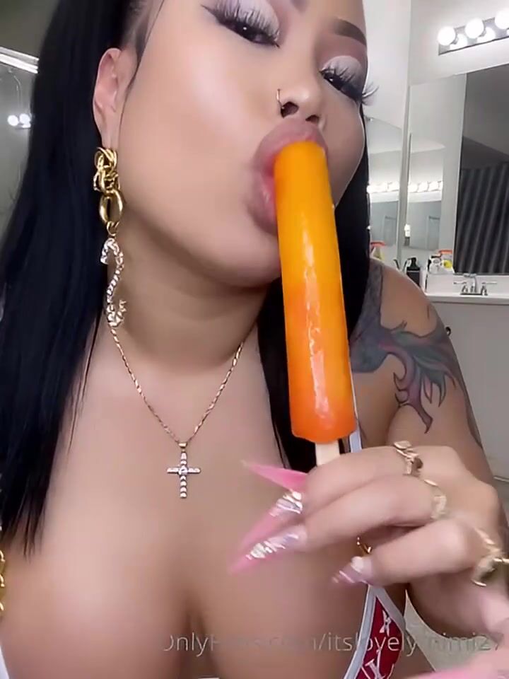 Itslovelymimi27 Gives A Popsicle A Good Lick