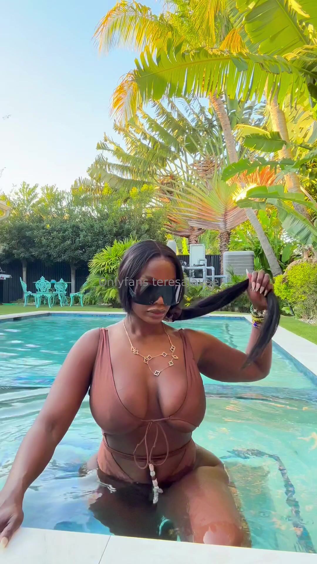 Teresa Lavae Rubs Her Boobs