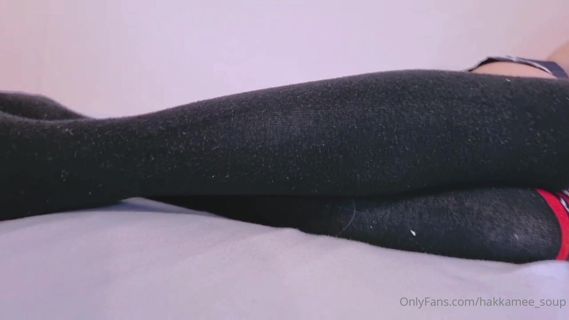 Tinyhakka Bares Her Feet To Tease