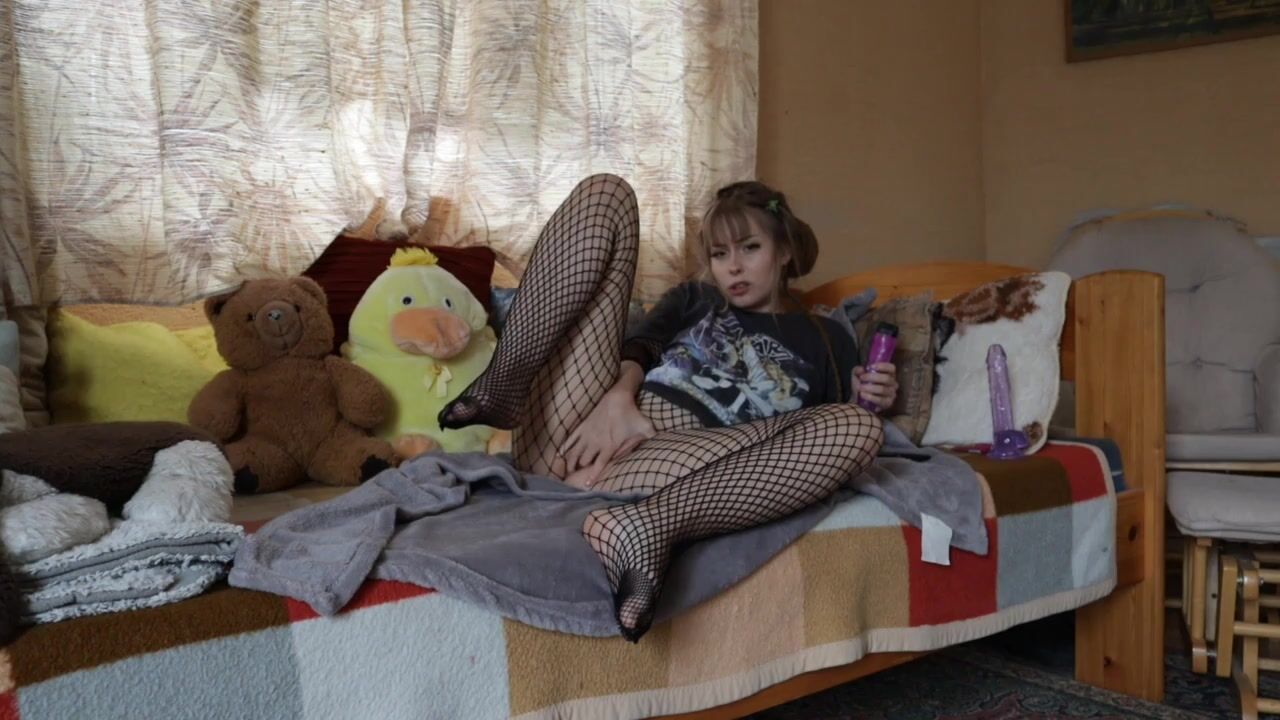 Minalovegood Uses A Vibrator In Fishnet