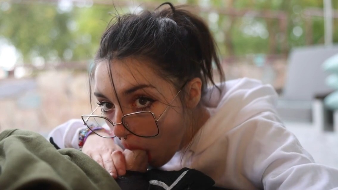 Lilmochidoll Gives A Risky Blowjob In Public