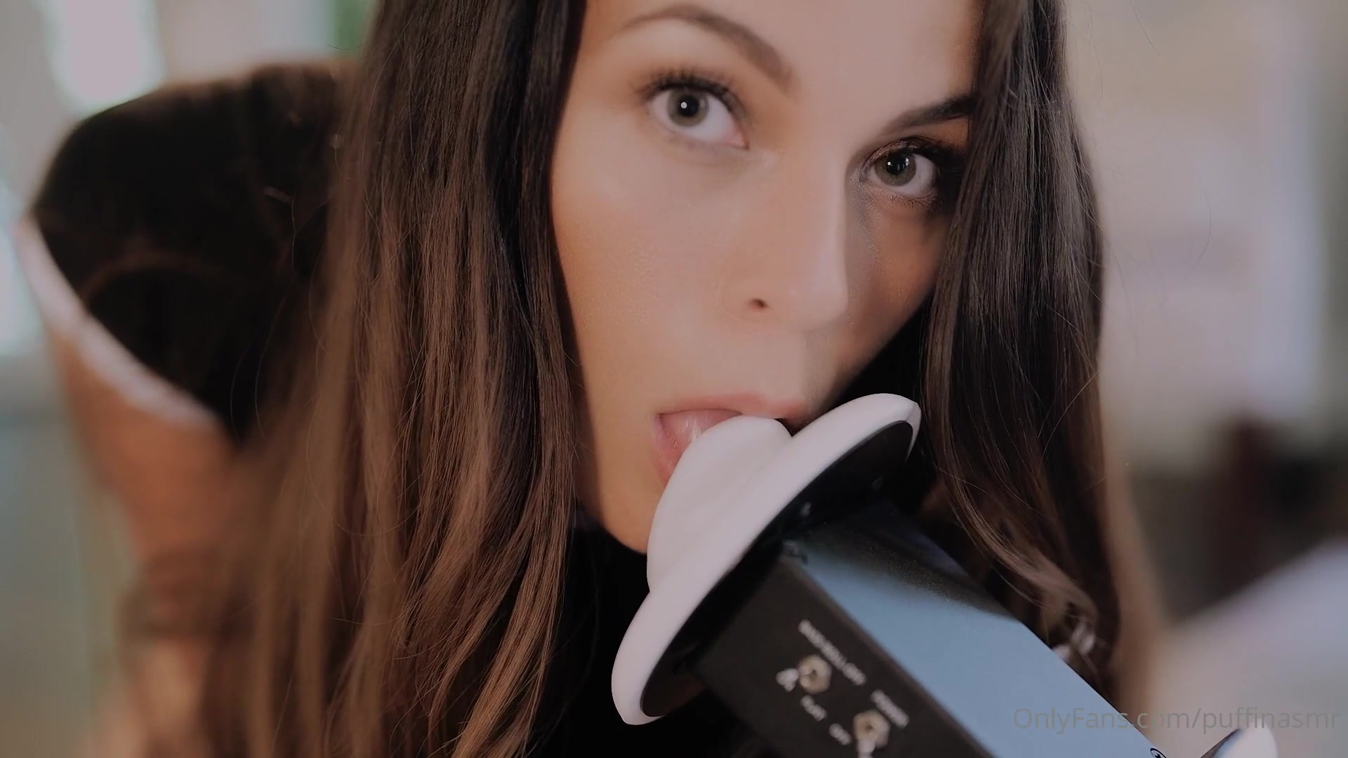 Curvy Puffin Asmr Seductively Shows Her Ass