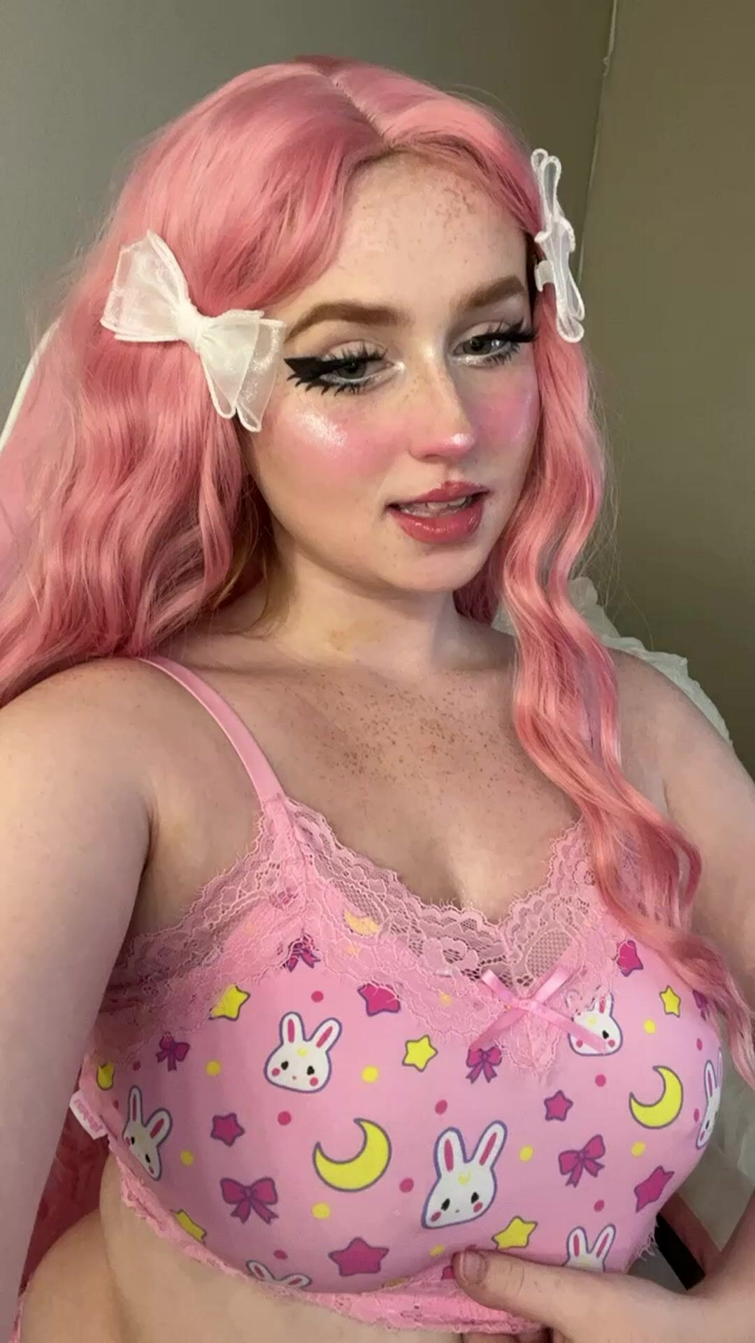 Kalopsia Jade Shows Off Her Pretty Pink Wig And Nipples